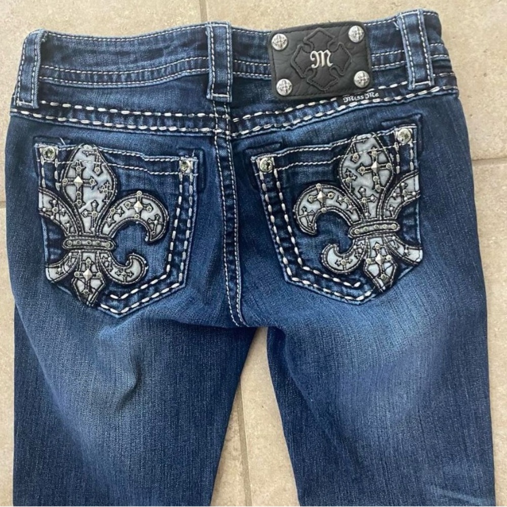 Miss Me Women’s Skinny Jeans with Fleur De Lis design.